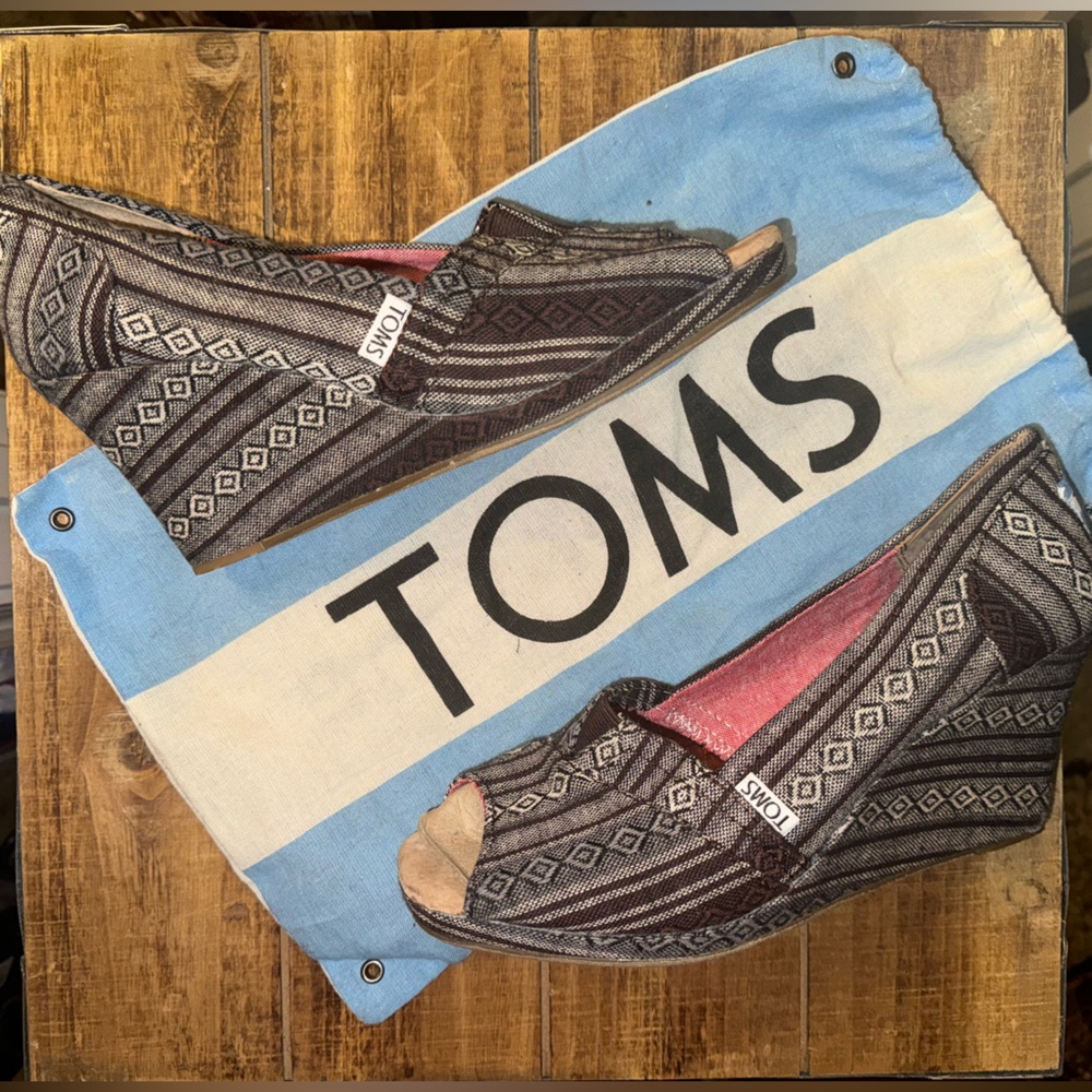Tom’s patterned wedge heel